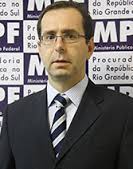 Alexandre Amaral Gavronski. Procurador da República desde 1999. Graduado pela Universidade Federal do Rio Grande do Sul. Mestre pela PUC/SP em Direito das ... - alexandre167x212