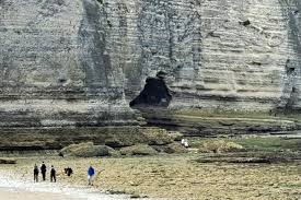 Étretat : Touristes Étrangers Piégés par la Marée, Secours Déployés!