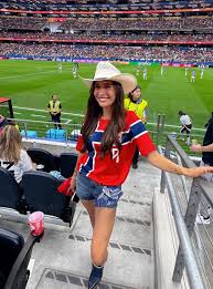 Ex-jogadora de futebol, influenciadora e mãe do primeiro filho: quem é Isabel Johansen, mulher de Haaland que acompanha a Noruega na Copa do Mundo
