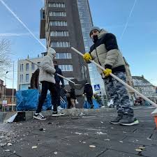Großputz am Neujahrsmorgen: Warum Muslime nach der Silvester-Party beim Aufräumen helfen