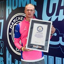 Haaland recebe certificado do Guinness por quatro recordes que alcançou no futebol; veja quais são