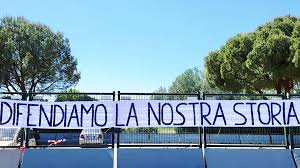 Striscioni appesi in città per riempire lo stadio
