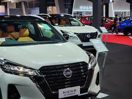 Large car COE premium spikes 13%, mainstream car premium dips 1%