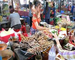 Image of people enjoying street food in Phnom Penh