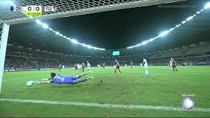 Romero pega rebote de fora da área e Fábio faz bela defesa para salvar o Fluminense