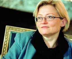 TVINGAD ATT LYDA Anna Lindh var satt under stark press av USA. Om Sverige inte överlämnade de terroristmisstänkta egyptiska männen hotade amerikanerna med ... - 04s00-lindh2-19