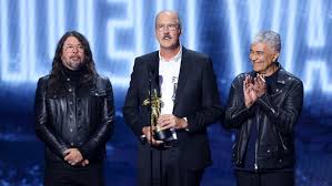 Nirvana Pays Homage to Kurt Cobain as Dave Grohl, Krist Novoselic and Pat Smear Accept Video Vanguard Award at MTV VMAs: “He Was One of One”