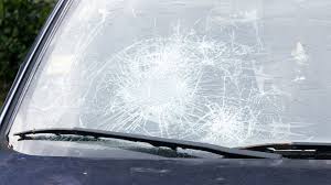 Stein von Brücke auf A3 geworfen? Auto-Frontscheibe zerbrochen