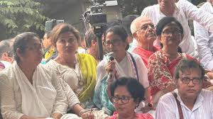 যদি বেঁচে থাকি বিজেপি-কে সরাবই! তৃণমূলে ডামাডোলের মধ্যে ধর্নামঞ্চে মমতা বললেন, আমাকে আটকাতে পারবে না