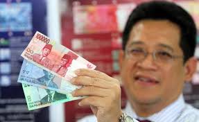 UANG BARU--Pimpinan kantor Bank Indonesia Solo, Doni P Joewono menunjukkan uang baru kepada wartawan di kantor Bank Indonesia Solo Rabu (2/11/2011). - uang-3