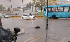 Colapsan inundaciones y granizo vialidades de Tultitlán y Teotihuacán