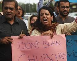 Image of Religious mob protesting