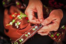 تلفیق هنر و اقتصاد در دستان زنان سیستان و بلوچستان؛ از سوزن‌دوزی تا صادرات