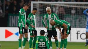 Alarma Isco: el malagueño dura 9 minutos tras un golpe fortuito de Amrabat