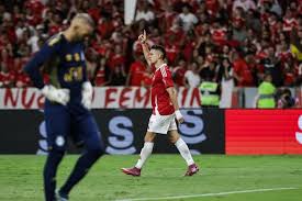 Luís Castro defende Weverton após falhas no Gre-Nal 449: "Não deixo que matem os jogadores"
