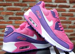 Hasil gambar untuk trend sepatu sport warna terbaru