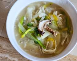 칼국수 면 넣고 끓이는 모습