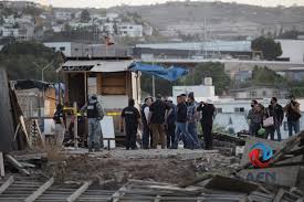 Secretario de Gobierno dialoga con las familias que se resisten a salir de la zona invadida