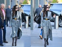 Anne Hathaway twiste le tailleur « old money » avec un layering élégant