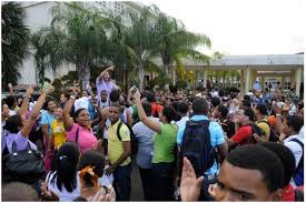 Resultado de imagen para fotos de estudiantes en universidad UASD