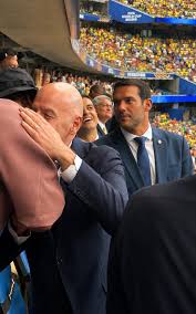 Samir Xaud aparece com o presidente da FIFA e craques no jogo do Brasil