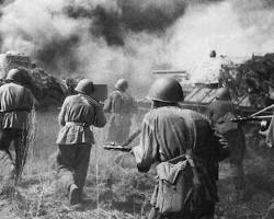 Image of Soviet troops counterattacking during the Battle of Kursk