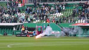 Pyro-Geschosse: Schweinsteiger und Moderatorin flüchten beim Nordderby