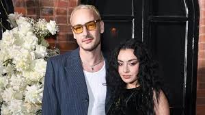The Mirror - News update