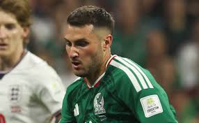 Trasladan a Santiago Giménez a un hospital tras el México vs. Inglaterra