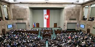 Sondaż: KO wygrywa, ale koalicjanci Tuska wypadają z Sejmu