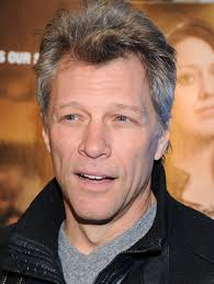 Cabelo castanho claro e penteado César de Jon Bon Jovi  em 2024