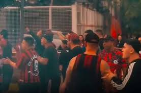 Torcida do Athletico protesta após morte de torcedor em ação da PM