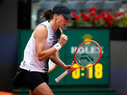 Swiatek lets lead slip, then reasserts control to advance in Rome