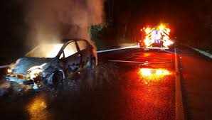 Carro pega fogo após acidente e interdita BR-282 em Chapecó