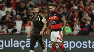 Danilo sofre fraturas na mandíbula e vai passar por cirurgia após choque em Flamengo x Fluminense