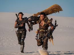 Milla Jovovich e Tony Jaa correm em deserto com armas em cena do filme Monster Hunter.