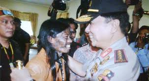 TARAKAN, KOMPAS.com — Kapolri Jenderal Bambang Hendarso Danuri merangkul tokoh pemuda Dayak, Panglima Kumbang Udin Bahlok, saat bertemu di ... - 1733142620X310