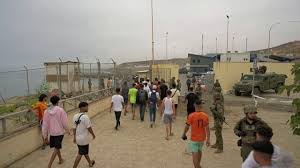 Centenas de migrantes retornam ao Marrocos após entrarem no enclave espanhol