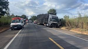 Acidente entre três veículos mata oito pessoas e deixa outras oito feridas, em Formosa