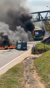 Dois ônibus são incendiados em manifestação na BR-040