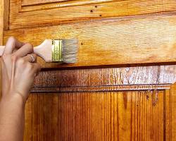 Imagen de Proceso de pintura de una puerta de madera