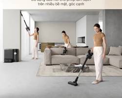 Hình ảnh về Nhân viên đang tư vấn robot hút bụi cho khách hàng