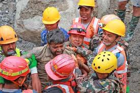 Rescatan a dos trabajadores con vida en Nepal