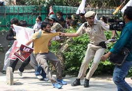 La India detiene a cientos e impone un confinamiento en Delhi para impedir protestas