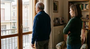 Papà intesta la casa in cui vive alla figlia, lei la vende e lo sfratta: il genitore fa causa, ma il tribunale dà ragione a lei