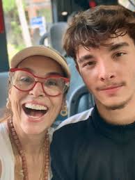 Atriz de novelas da Globo faz 'rolê de busão' com filho: 'Bom exemplo'