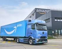 Imagine cu camion modern și șofer profesionist