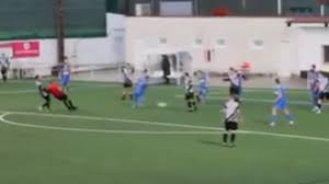 La tarjeta roja más insólita del año: un árbitro tapa un tiro a puerta y acaba expulsando al jugador que había tirado