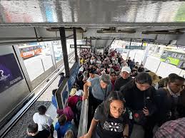Viven viacrucis usuarios de la línea 2 del Metro; el STC no avisó de cierres