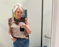 Imagen de Jeans and printed blouse outfit for women over 50